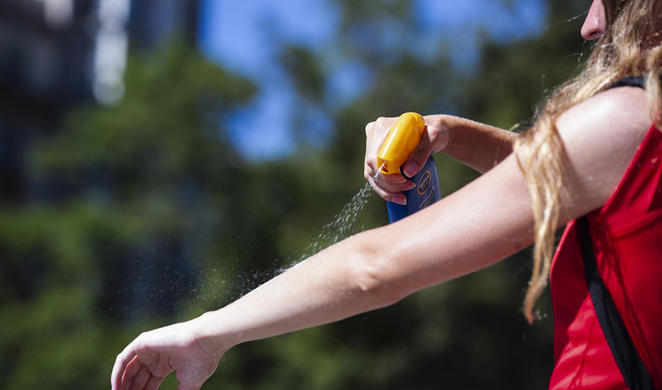 Una mujer se protege del sol con crema solar (Agencia EFE).